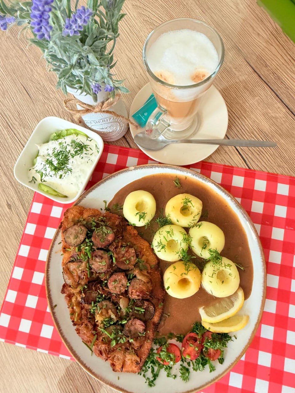Poolse kotlet met aardappelen aan een tafel in het restaurant